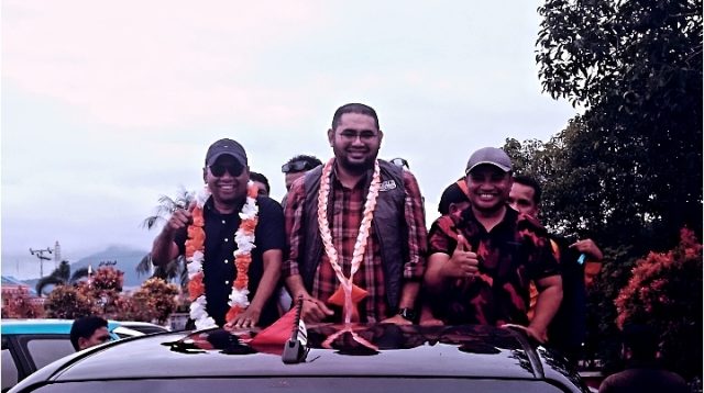 Bapaslon, Hasan Ali Bassam Kasuba saat dijemput tim dan relawannya di bandara Oesman Sadik Bacan. (Foto: Lee).